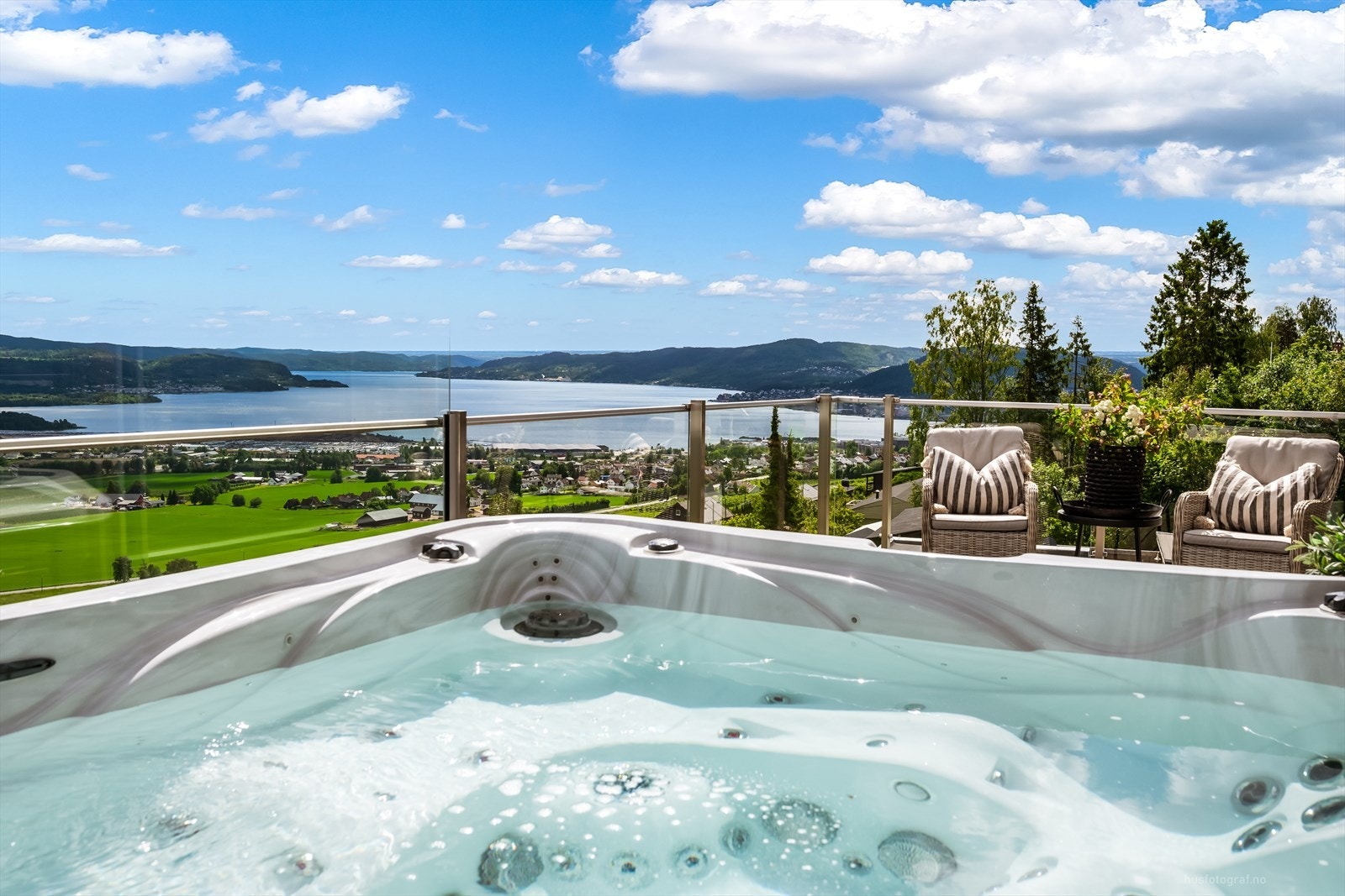 Jacuzzi med utsikt over fjorden. Galleribilde