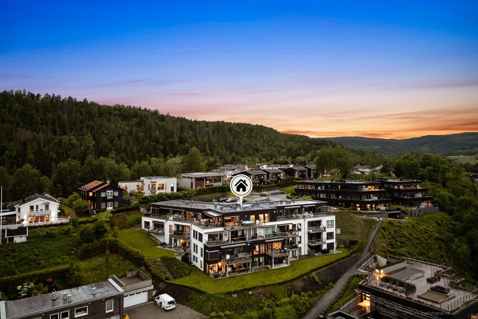 Landlig, men sentral beliggenhet med ca. 10 minutter til Drammen sentrum og ca. 30 minutter til Oslo med bil. Galleribilde