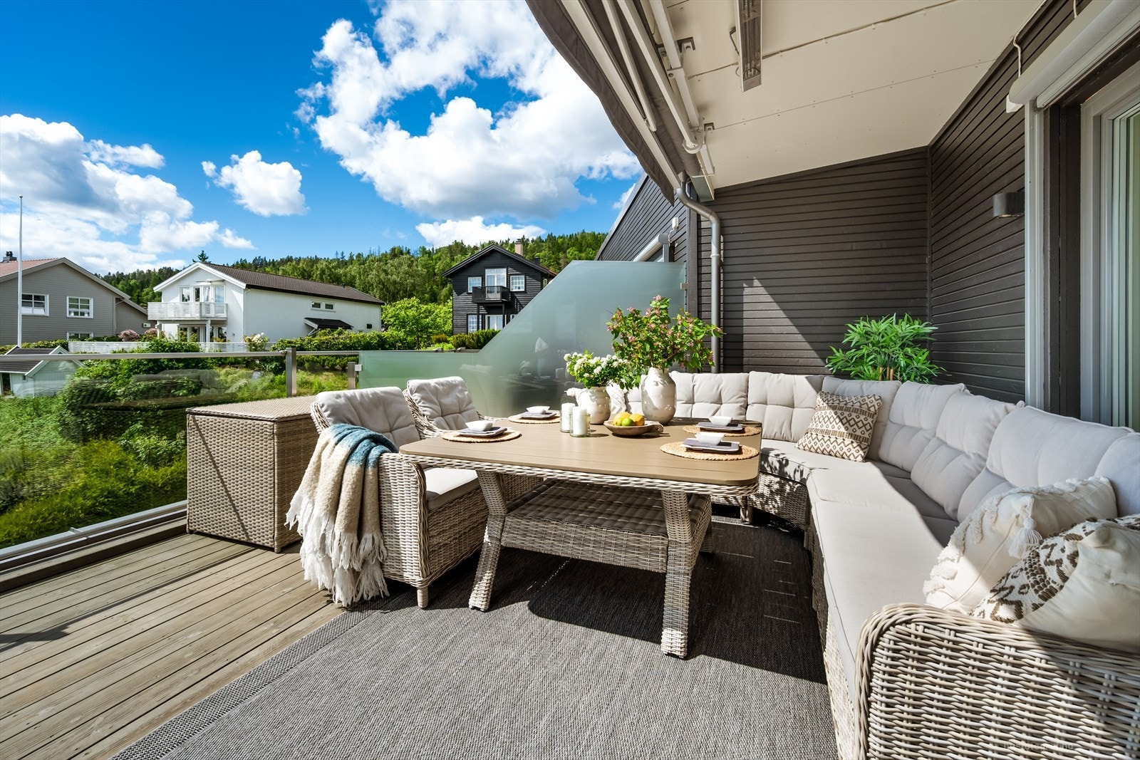En av de to uteplassene, med god plass til både spisebord og sofagruppe. Galleribilde