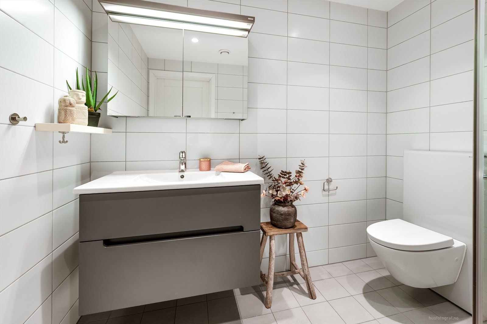 Det andre badet er også helfliset og har gulvvarme. Galleribilde