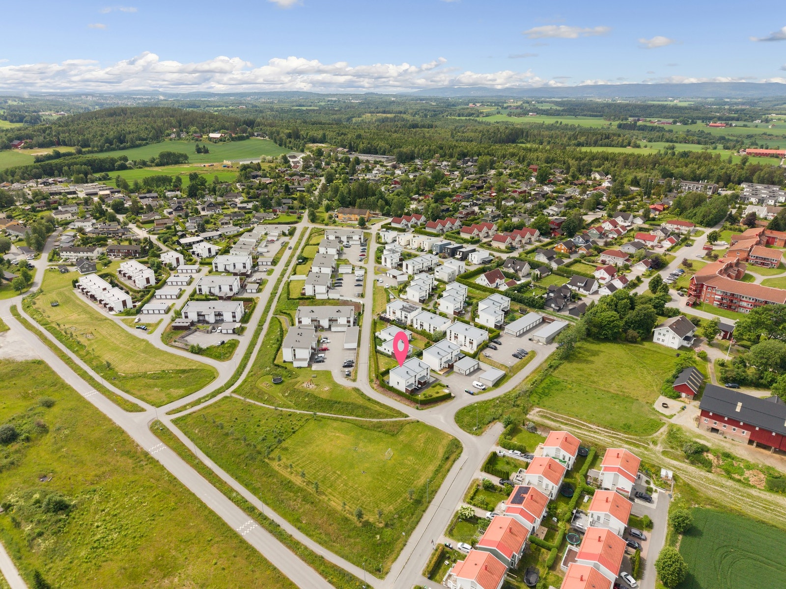Fra boligen er det gangavstand til det meste - barnehager, barneskole, ungdomskole, vgs, sentrum etc Galleribilde