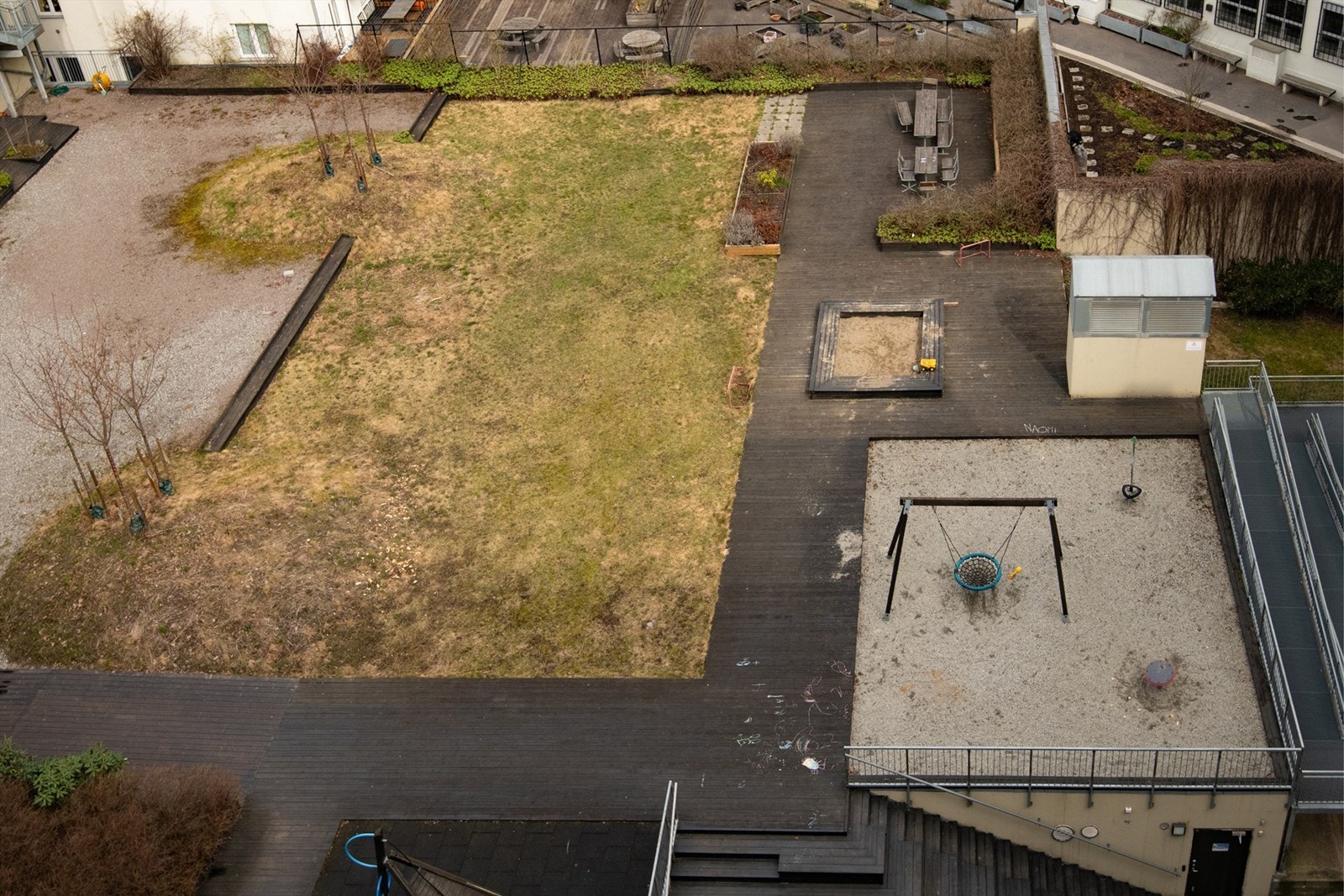 Flott, felles bakgård med sykkelparkering og lekestativer m.m. Galleribilde