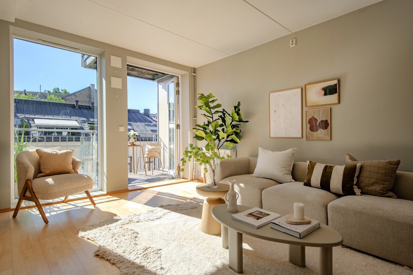 En lys og gjennomgående 3-roms med balkong, heis og stor felles takterrasse. Leilighetens vegger er malt i mars 2026. Galleribilde