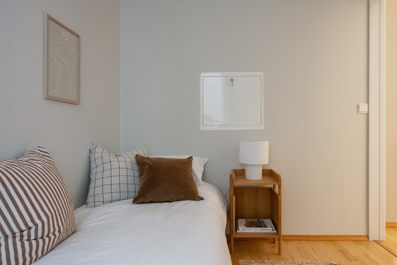 Rommet passer fint som barnerom, gjesterom og/eller hjemmekontor. Galleribilde