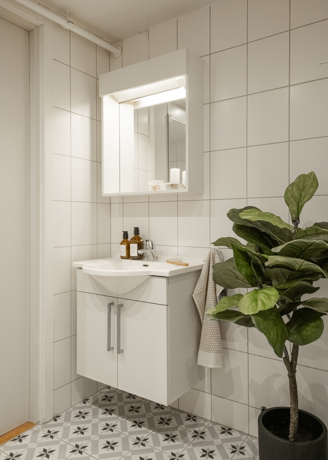 Badet byr blant annet på dusjsone, toalett, servant med underskap og opplegg til vaskemaskin. Galleribilde
