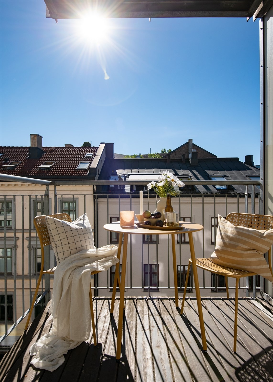 Hyggelig balkong med plass til ønsket møblement og grill. Galleribilde