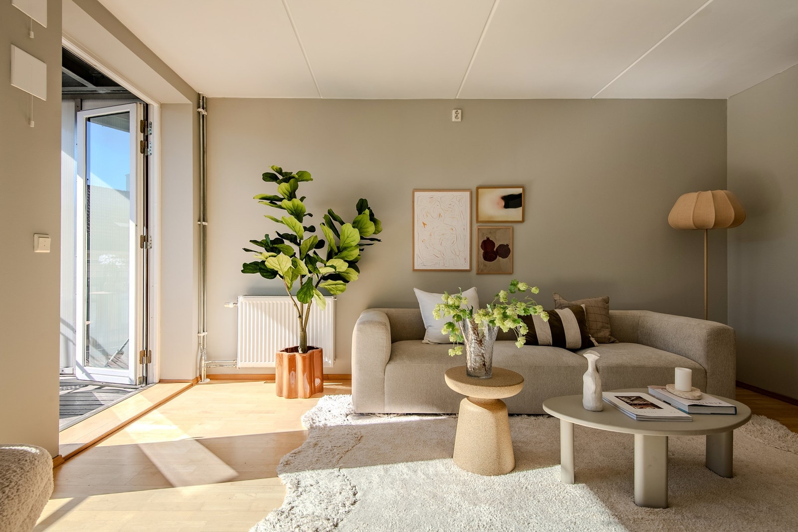 Her bor du sentralt til i 4. etasje, men tilbaketrukket til med alt du måtte trenge i umiddelbar nærhet. Galleribilde