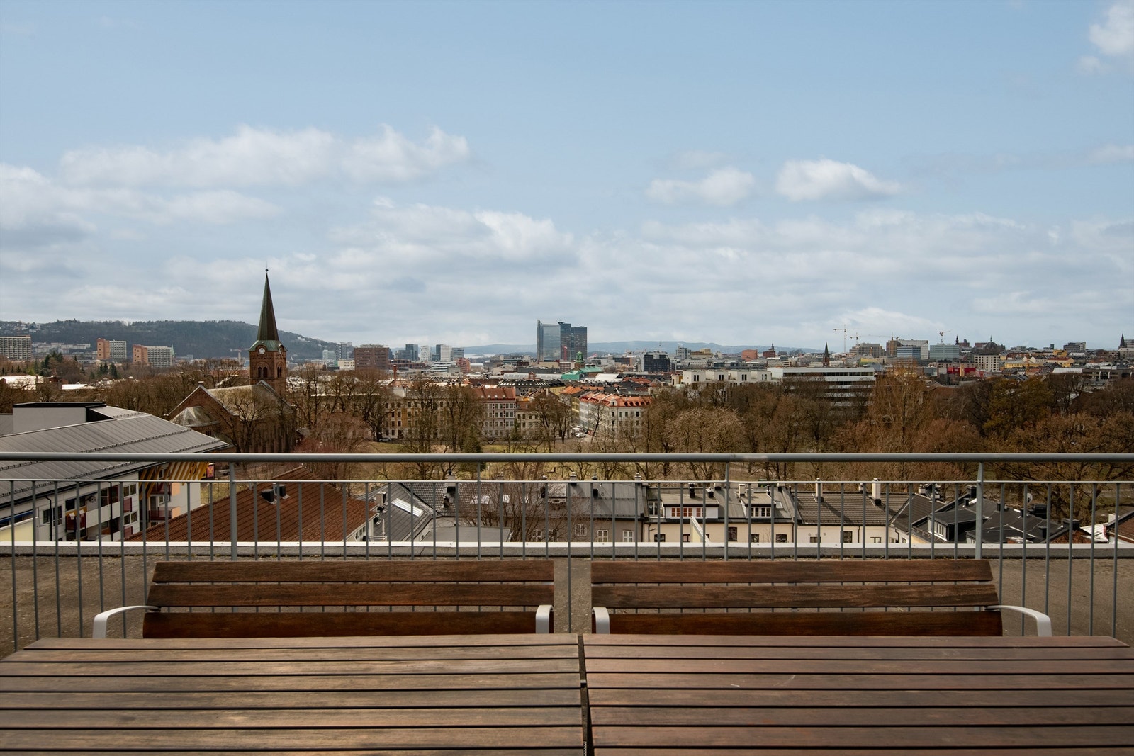 Felles takterrasse med fantastisk panoramautsikt og herlige solforhold! Her er det utsikt til store deler av byen og ned til fjorden. Sofienergsparken kun et kvartal unna. Galleribilde