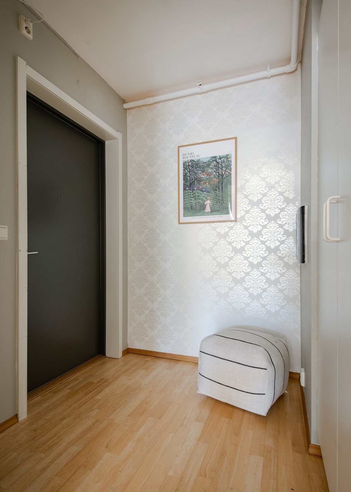 Romslig seperat entré med gode oppbevaringsmuligheter. Her har du rikelig med plass til å henge fra deg uteklær og sko. Galleribilde