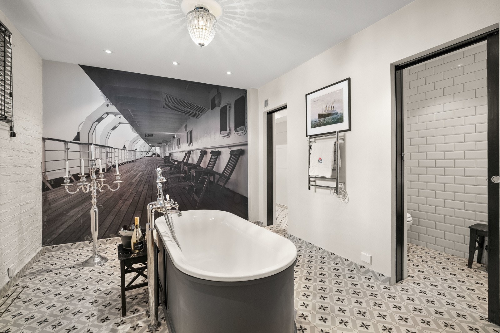 Baderom med støpt og flislagt gulv med elektriske varmekabler. Badet er innredet med frittstående badekar med gulvmontert blandebatteri og hånddusj. Eget avlukke med dusjhjørne og vegghengt wc, samt vaskerom Galleribilde