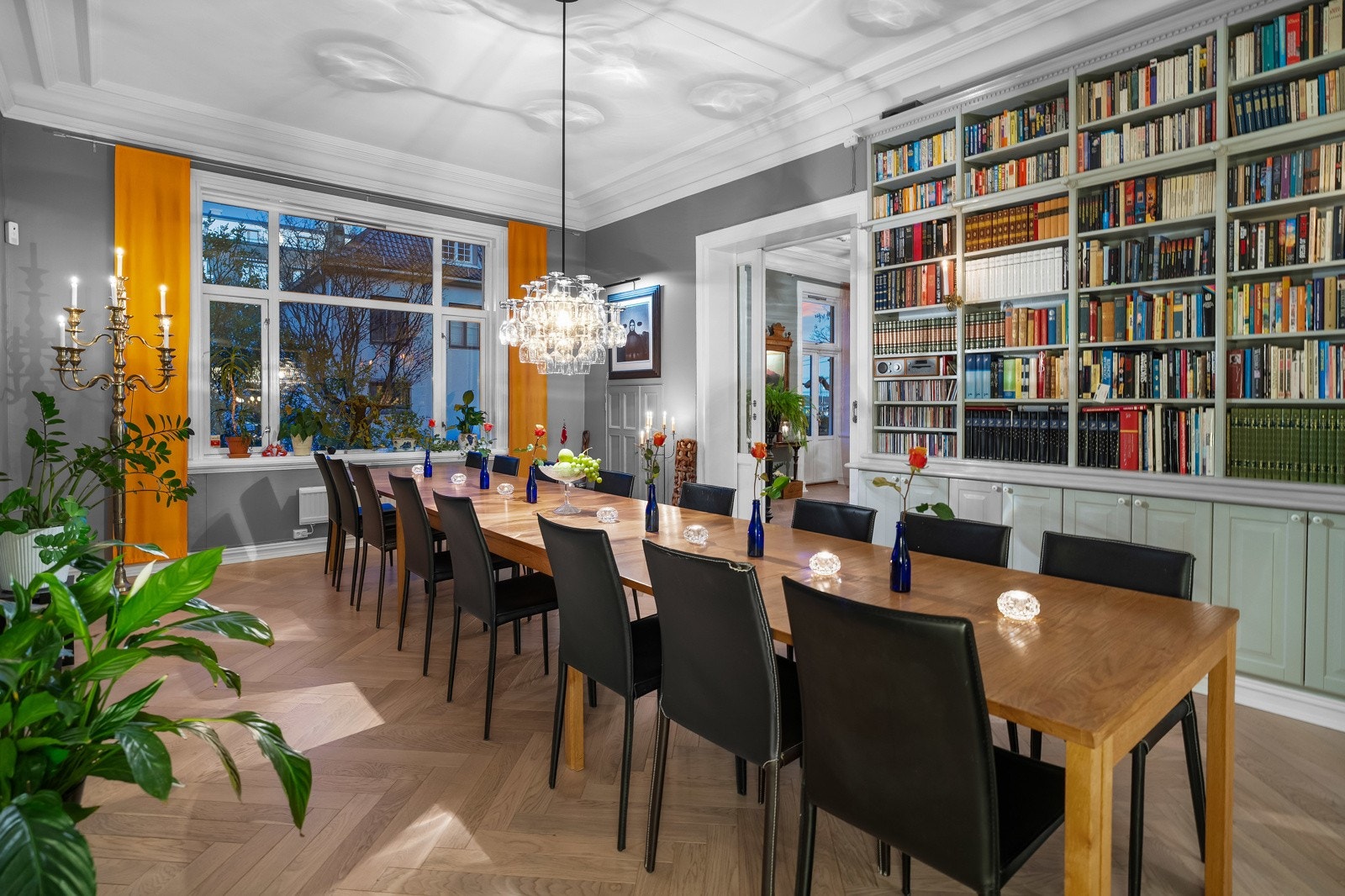 Store flotte rom som gir en flott kombinasjon av herskapelig eleganse og funksjonelt familieliv. Galleribilde