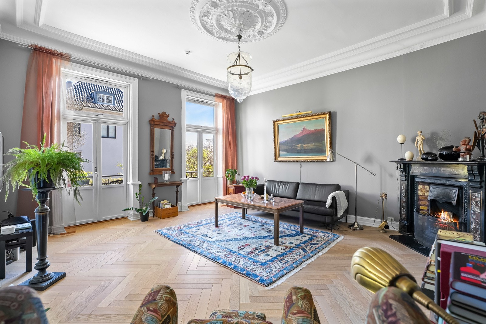 Imponerende takhøyde, vakre klassiske detaljer, stukkaturer og rosetter. Galleribilde