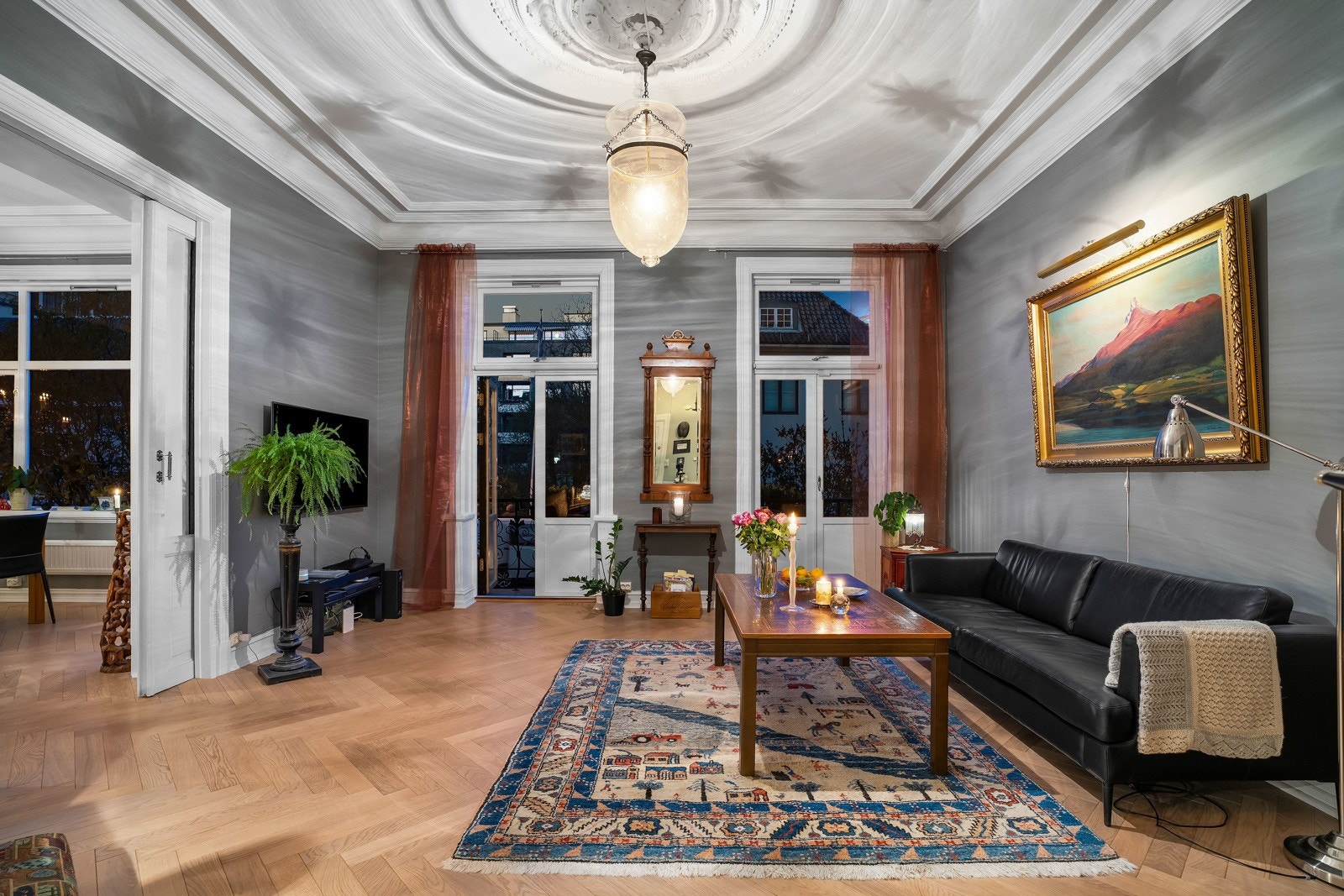 Praktfull stue og spisestue med ca. 3,27 m takhøyde Galleribilde