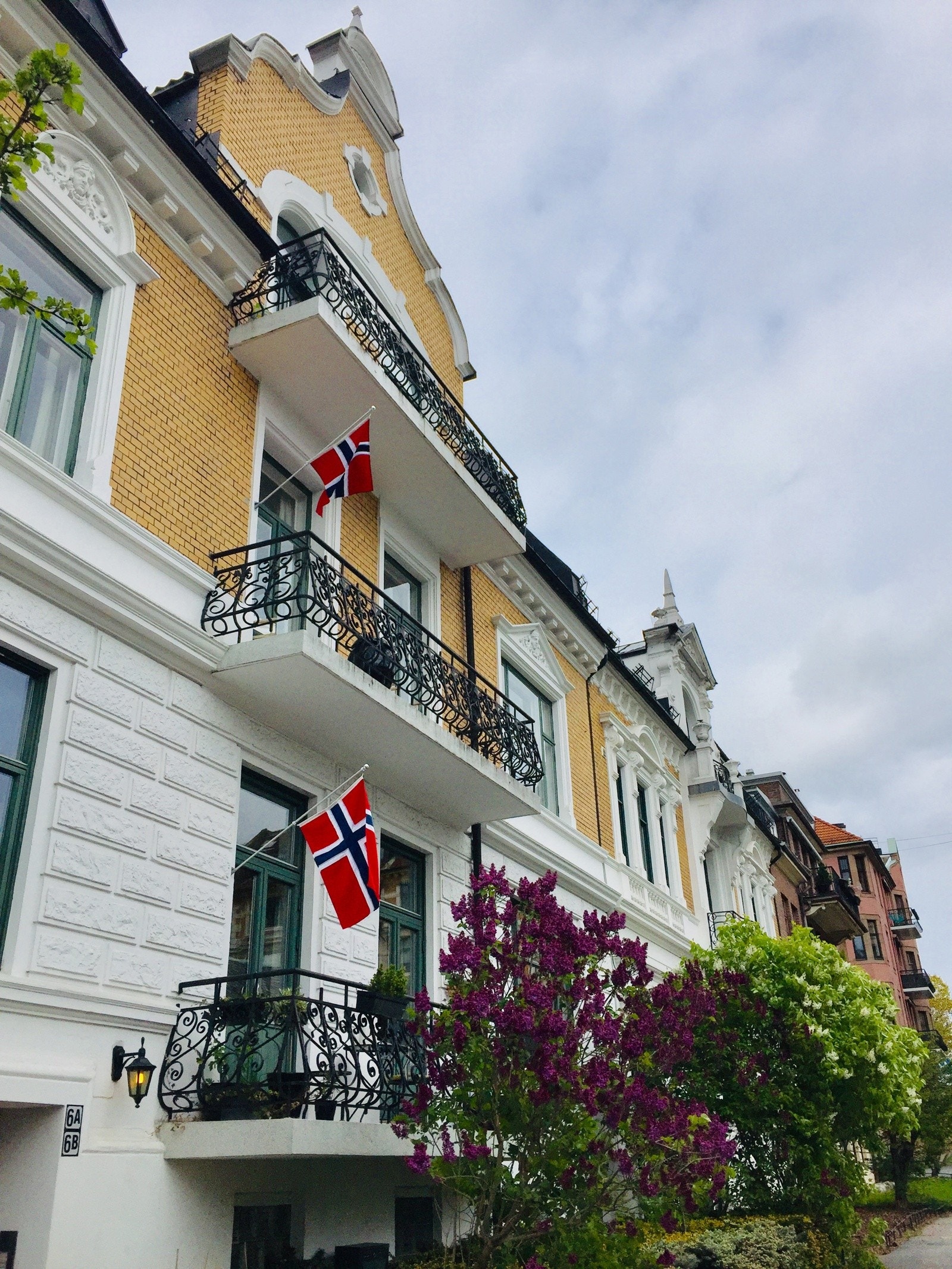 Bjørn Farmanns gate 2-4-6 er fra 1896, står på gul liste, og må kunne karakteriseres som et historisk viktig bygg som i dag er godt vedlikeholdt. Galleribilde