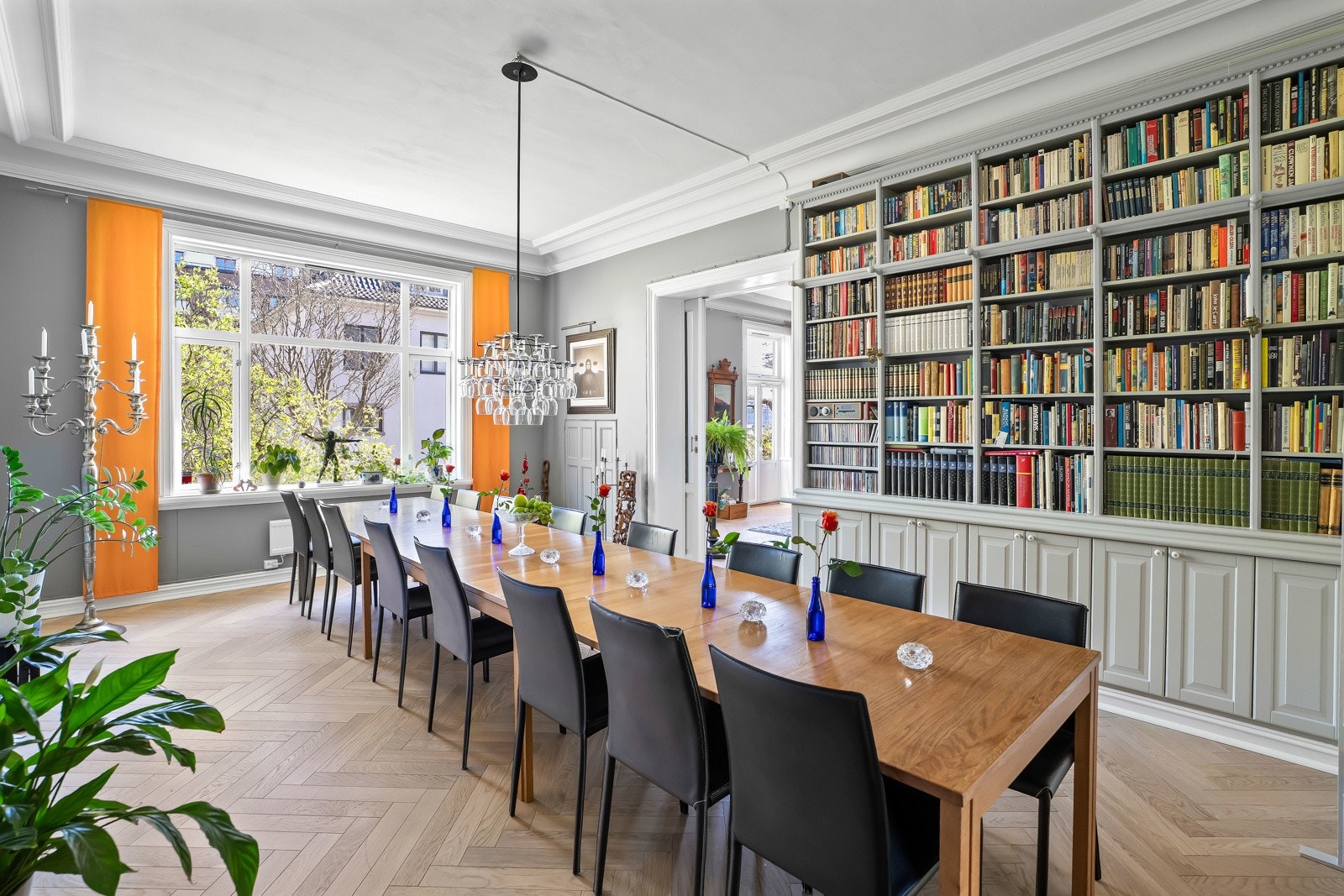 Stor og representativ spisestue med god plass til langbord - ideelt for både hverdagsmiddager og større selskap Galleribilde