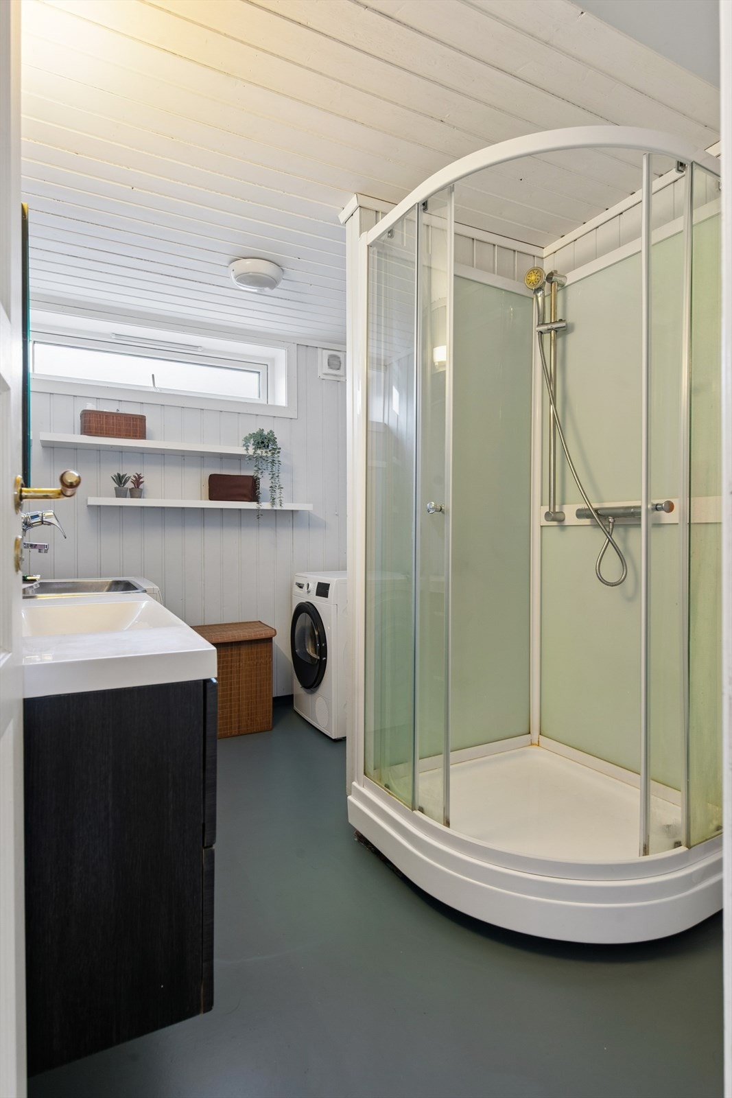 Badet i underetasjen er utstyrt med dusjkabinett og har opplegg for vaskemaskin. Galleribilde