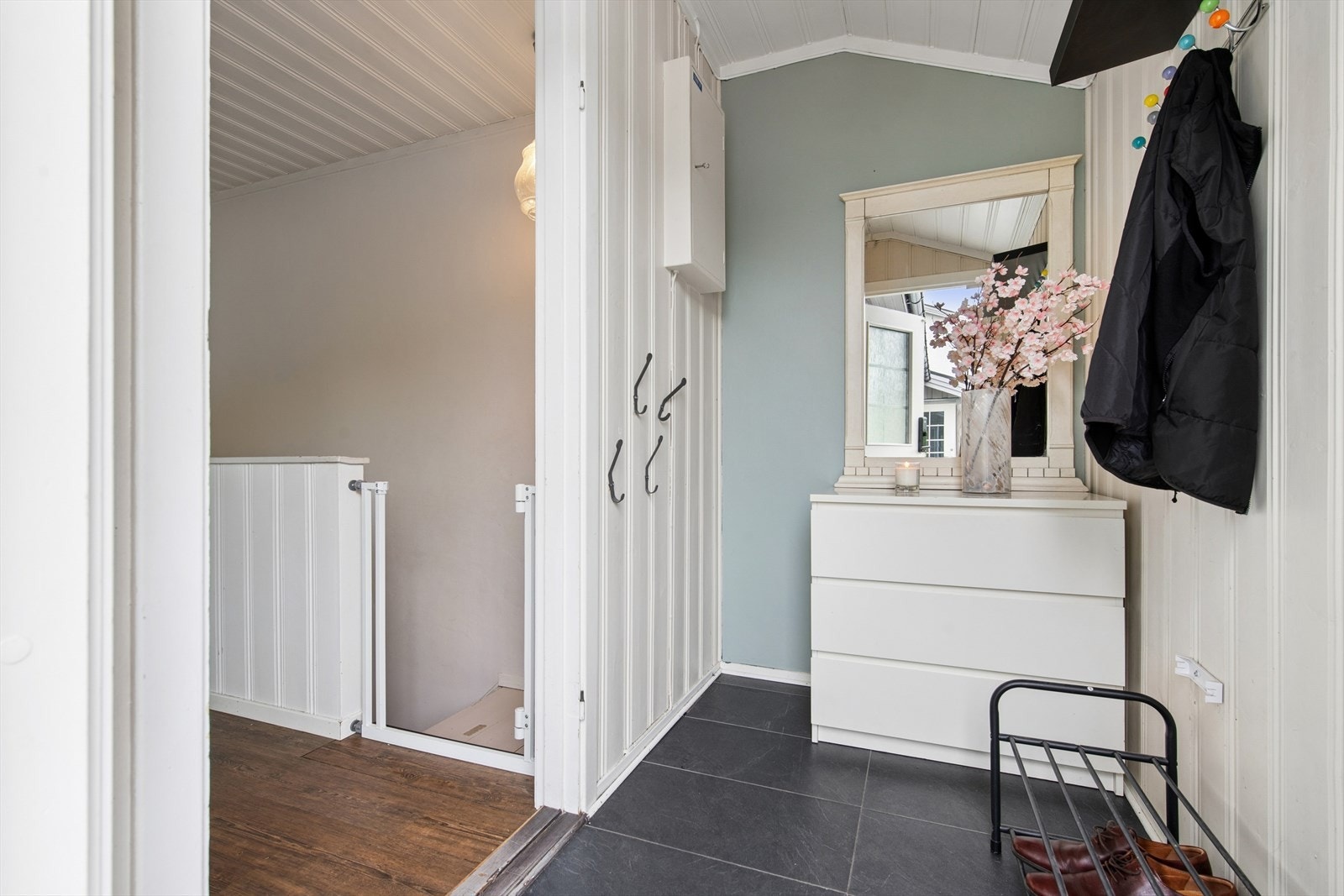 Velkommen inn! Praktisk entré med plass til yttertøy. Sikringsskapet er plassert her. Galleribilde