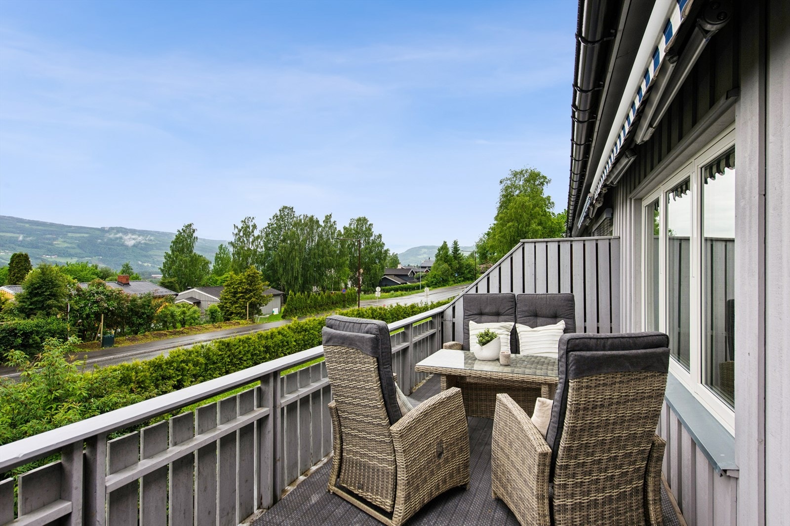Den vestvendte balkongen har god plass til en hyggelig sittegruppe. Galleribilde