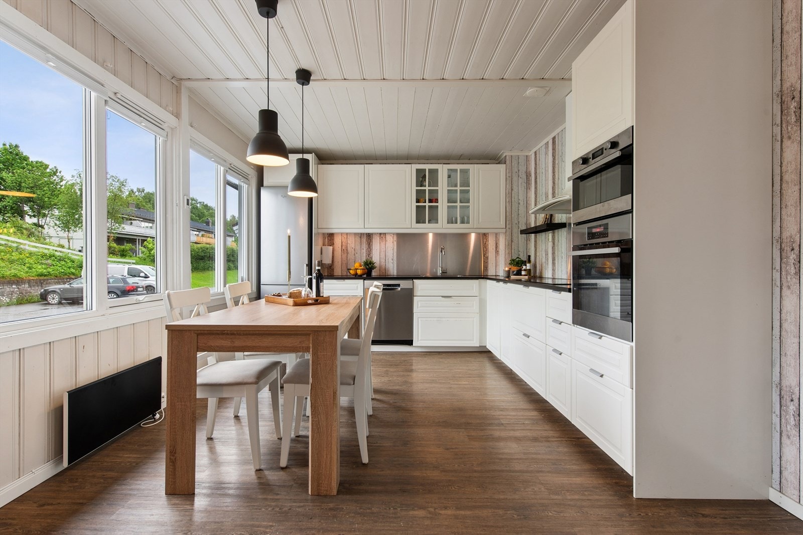 Tidløst og funksjonelt kjøkken med profilerte fronter og laminert benkeplate. Galleribilde