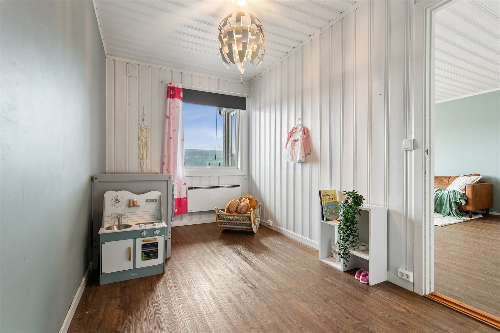 Boligen har totalt tre soverom. Dette ligger praktisk til i første etasje, adskilt fra stuen. Galleribilde