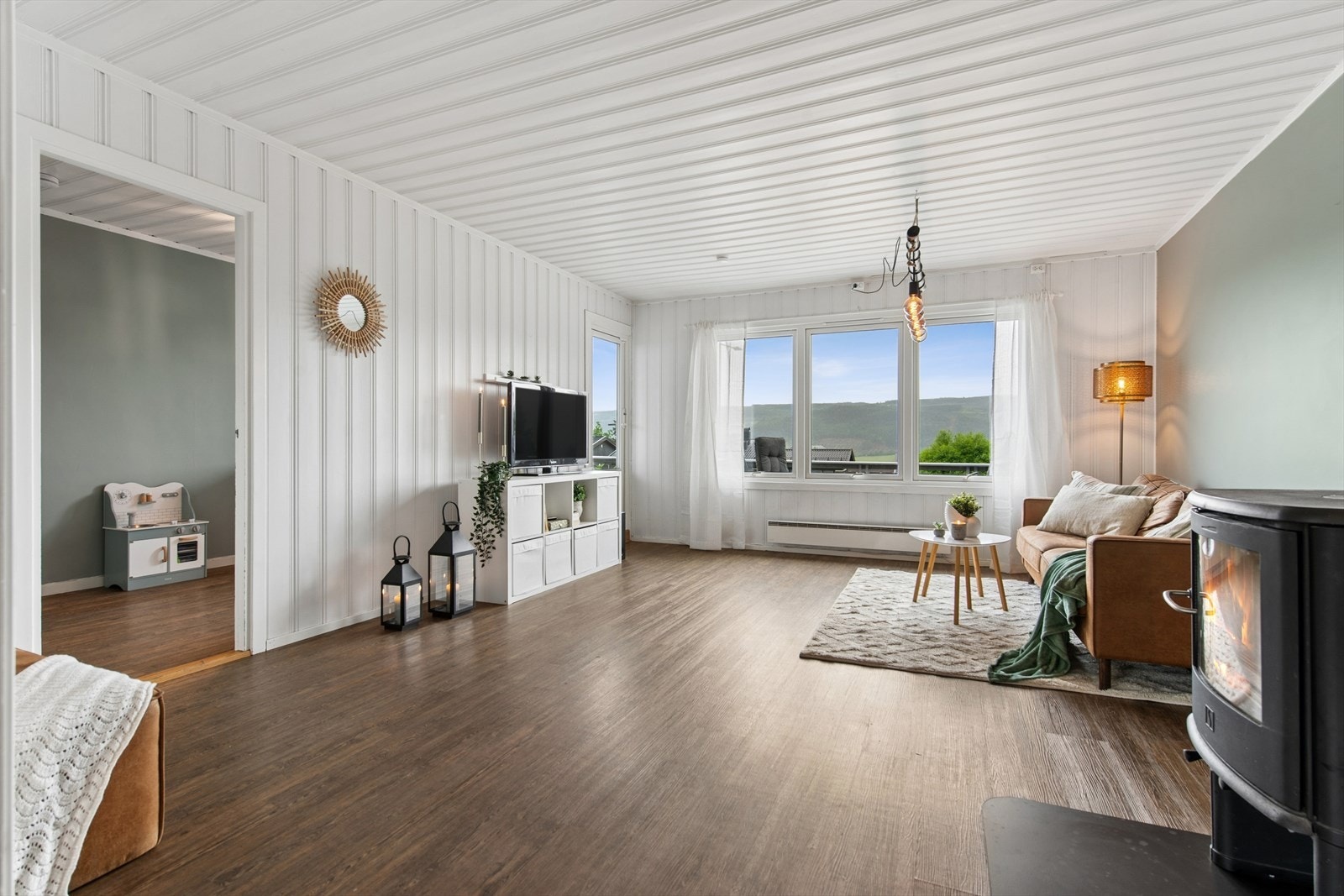 Stuen har god plass til en komfortabel sofagruppe. Vedovnen gir ekstra varme og hygge på kalde dager. Galleribilde