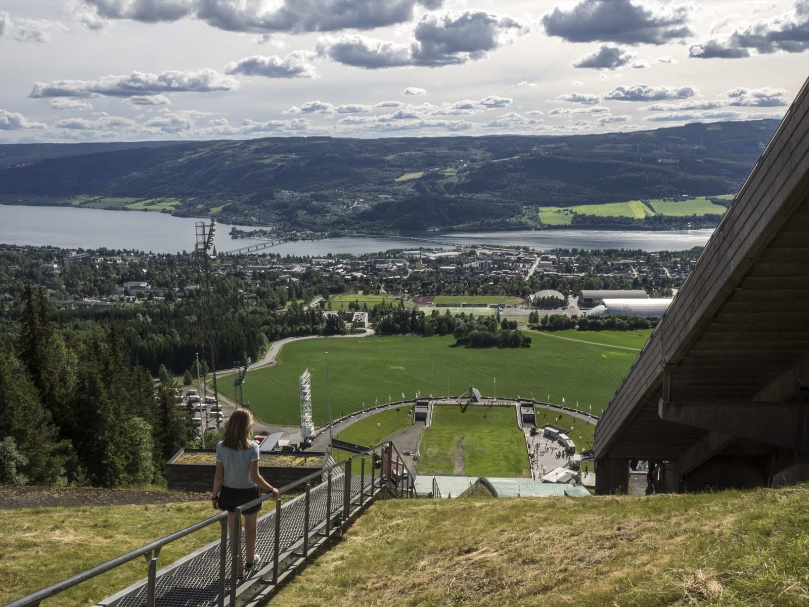 Eiendommen ligger kun få minutters gange fra Olympiaparken med friidrettsbane, ishaller, fotballbaner mm. NTG er også plassert her. Galleribilde