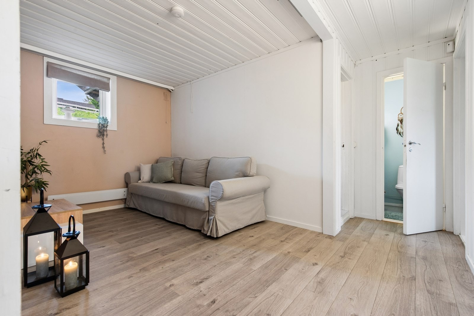 Dette rommet gir fleksibilitet og ekstra plass for familien i hverdagen. NB! Rommet er ikke omsøkt eller godkjent til dagens bruk. Galleribilde