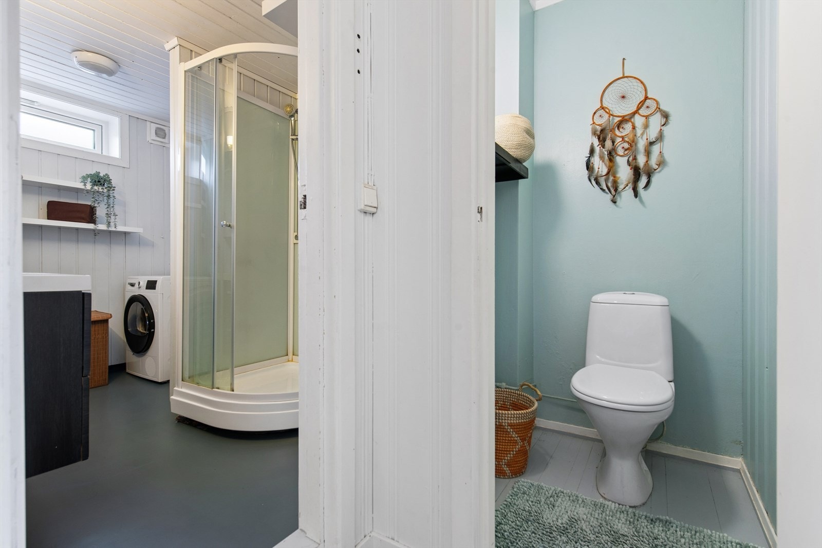 Praktisk med separat toalettrom i tilknytning til badet i underetasjen. Galleribilde