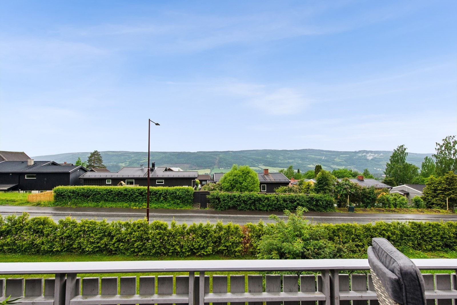 Her bor du med kort vei til turområder langs Mesnaelva, og med busstopp kun ett minutt unna er Lillehammer sentrum lett tilgjengelig. Galleribilde