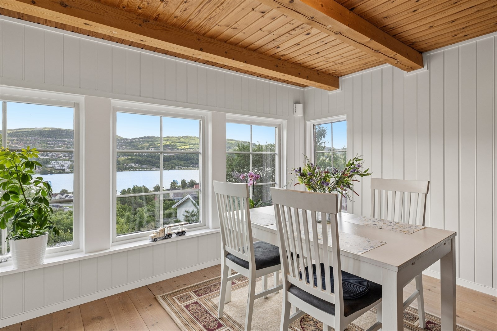 Spisestuen har plass til langbord og nyter godt av utsikten. Galleribilde