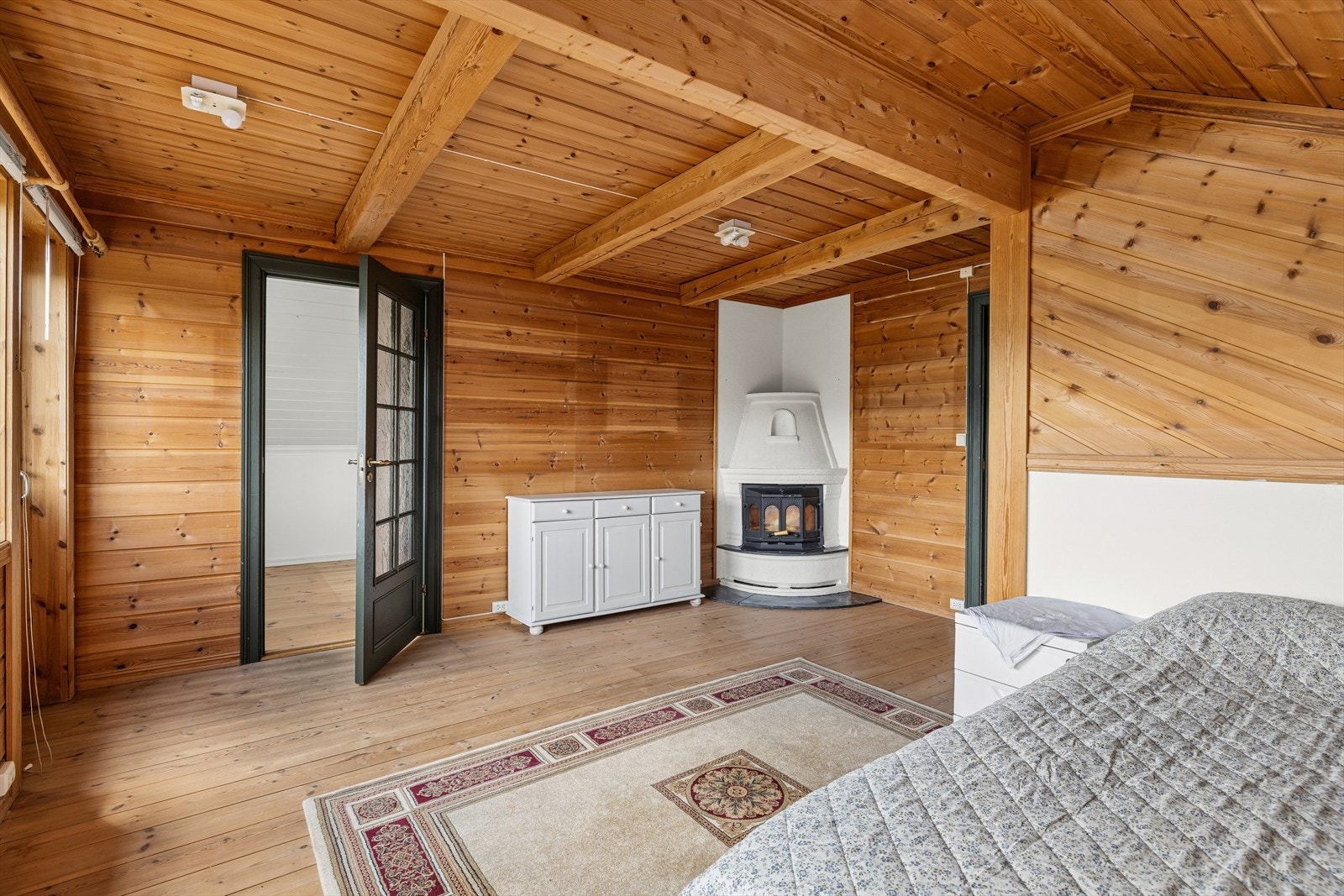 Peis med innsats i boligens hovedsoverom. Galleribilde