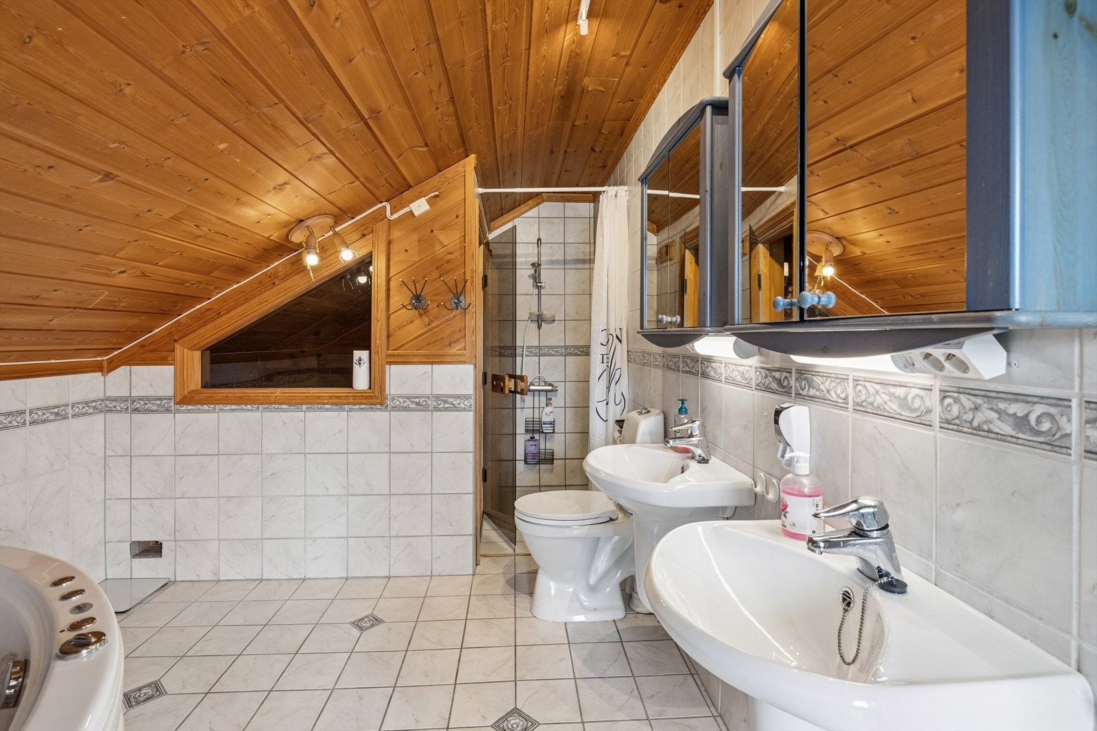 Badet i loftsetasjen er flislagt og har gulvvarme. Galleribilde