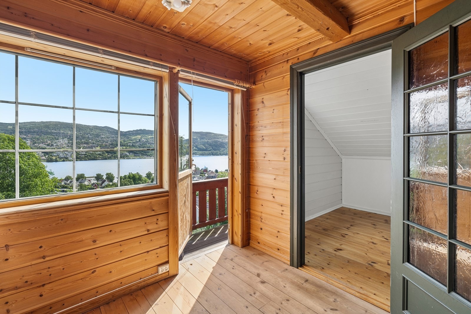 Fra soverommet er det utgang til en balkong med utsikt over Mjøsa. Galleribilde