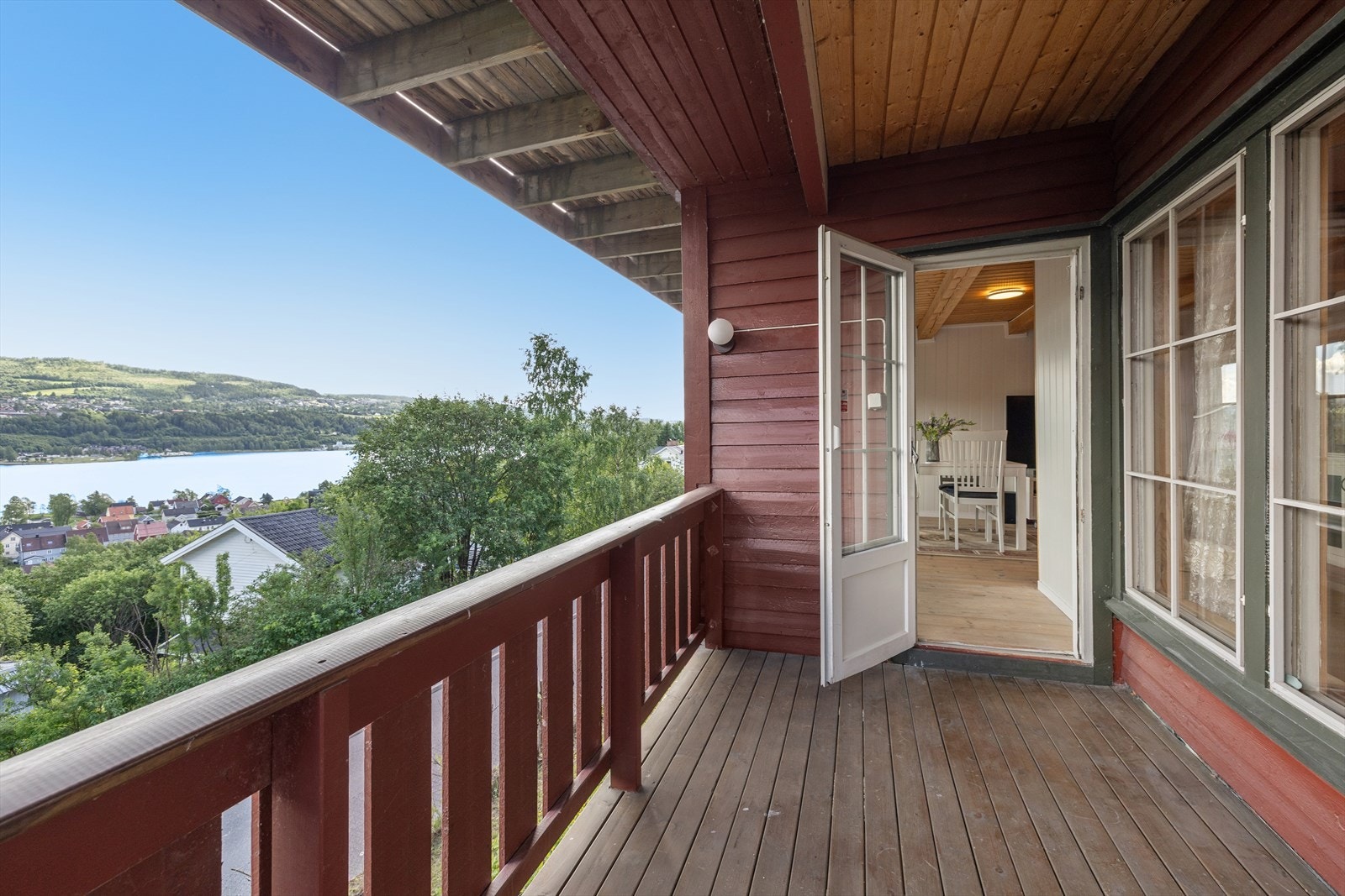 Fra stuen er det utgang til en overbygget veranda med fantastisk utsikt. Galleribilde