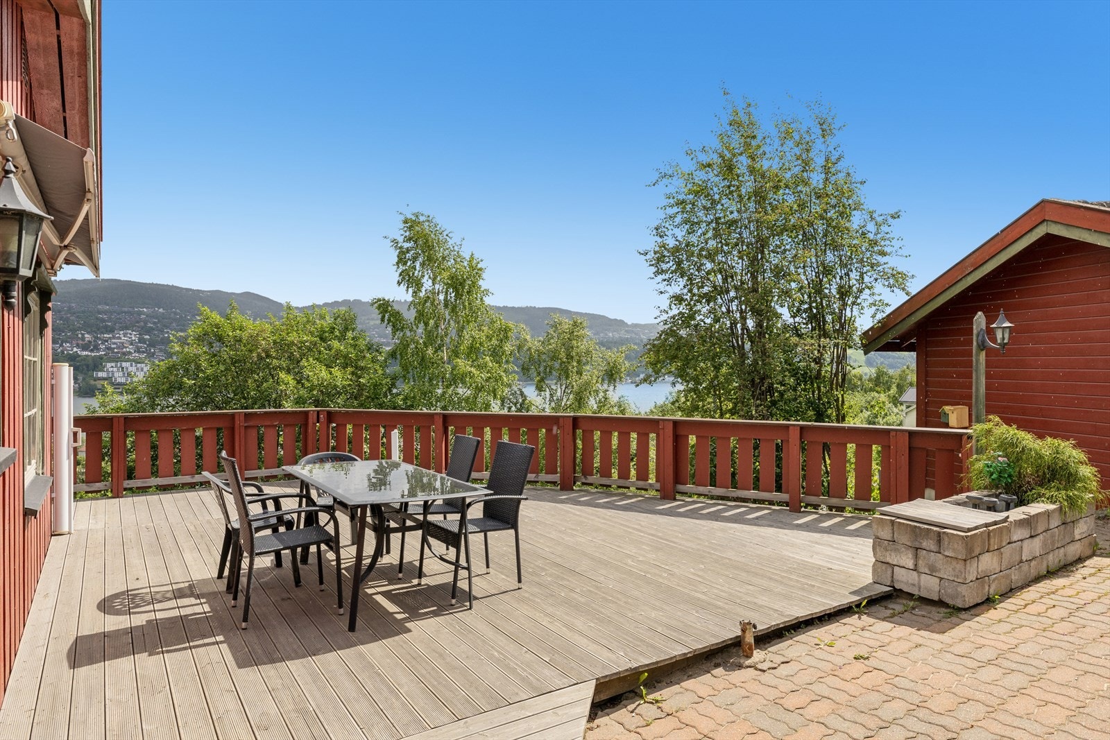 Terrasse på boligens sørside. Galleribilde