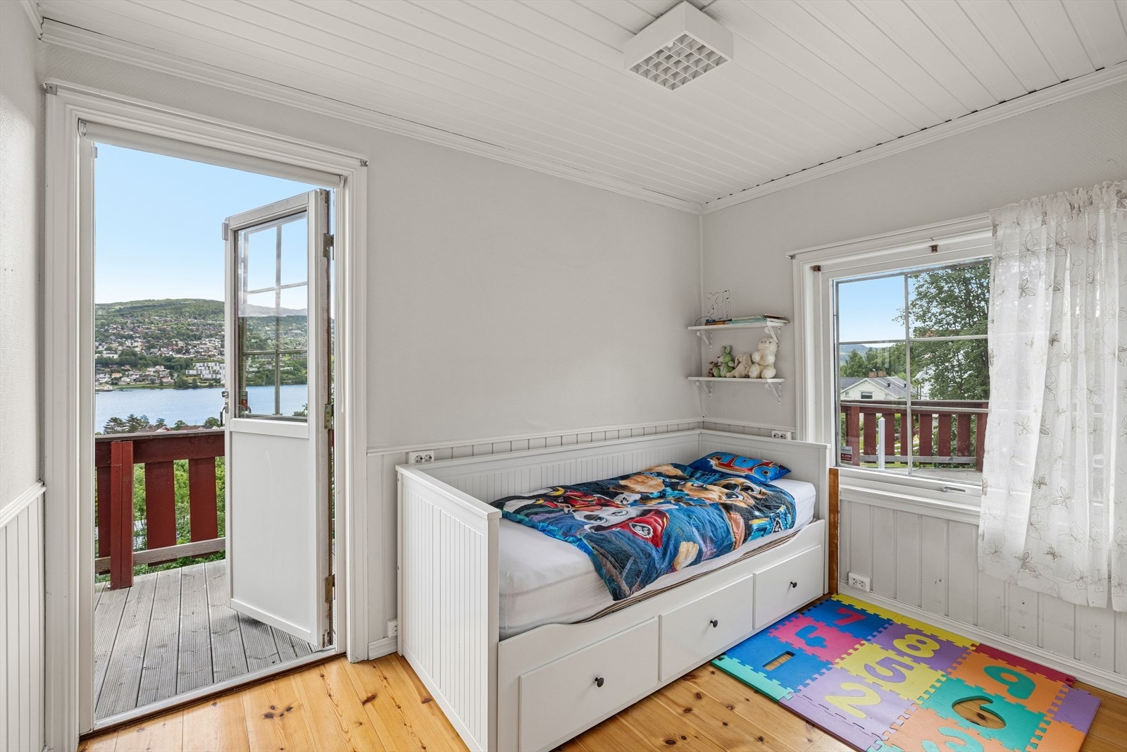 Det ene soverommet i første etasje har utgang til uteområdet. Galleribilde
