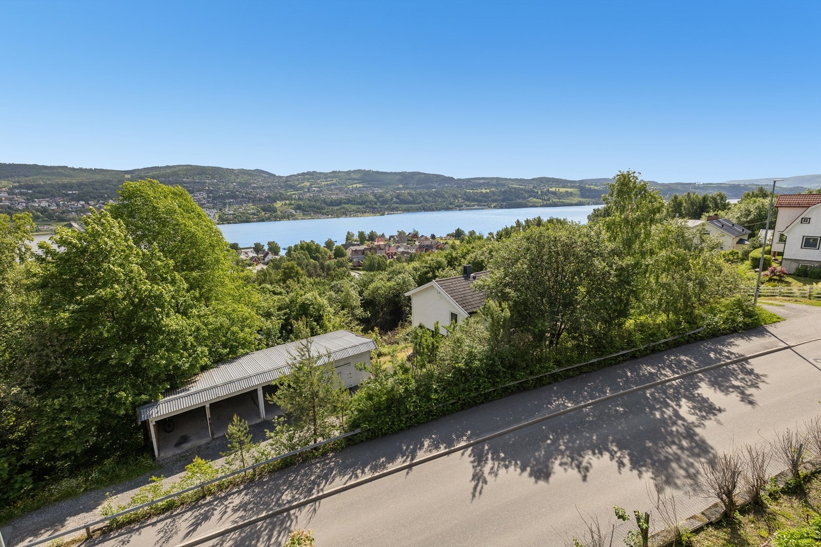 Fra eiendommen er det flott utsikt over Mjøsa og omkringliggende landskap. Galleribilde