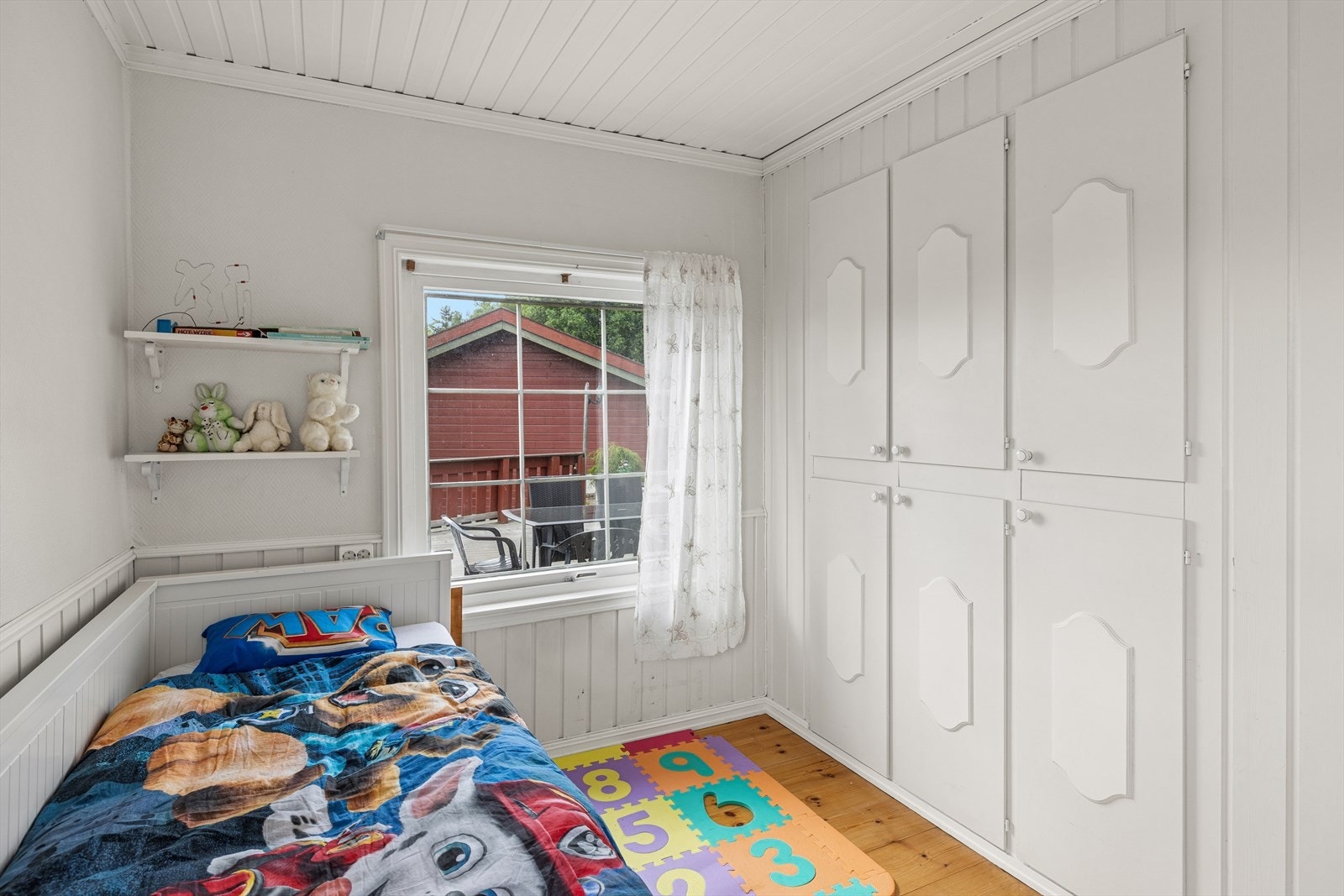 Plasssbygde garderobeskap på soverom. Galleribilde