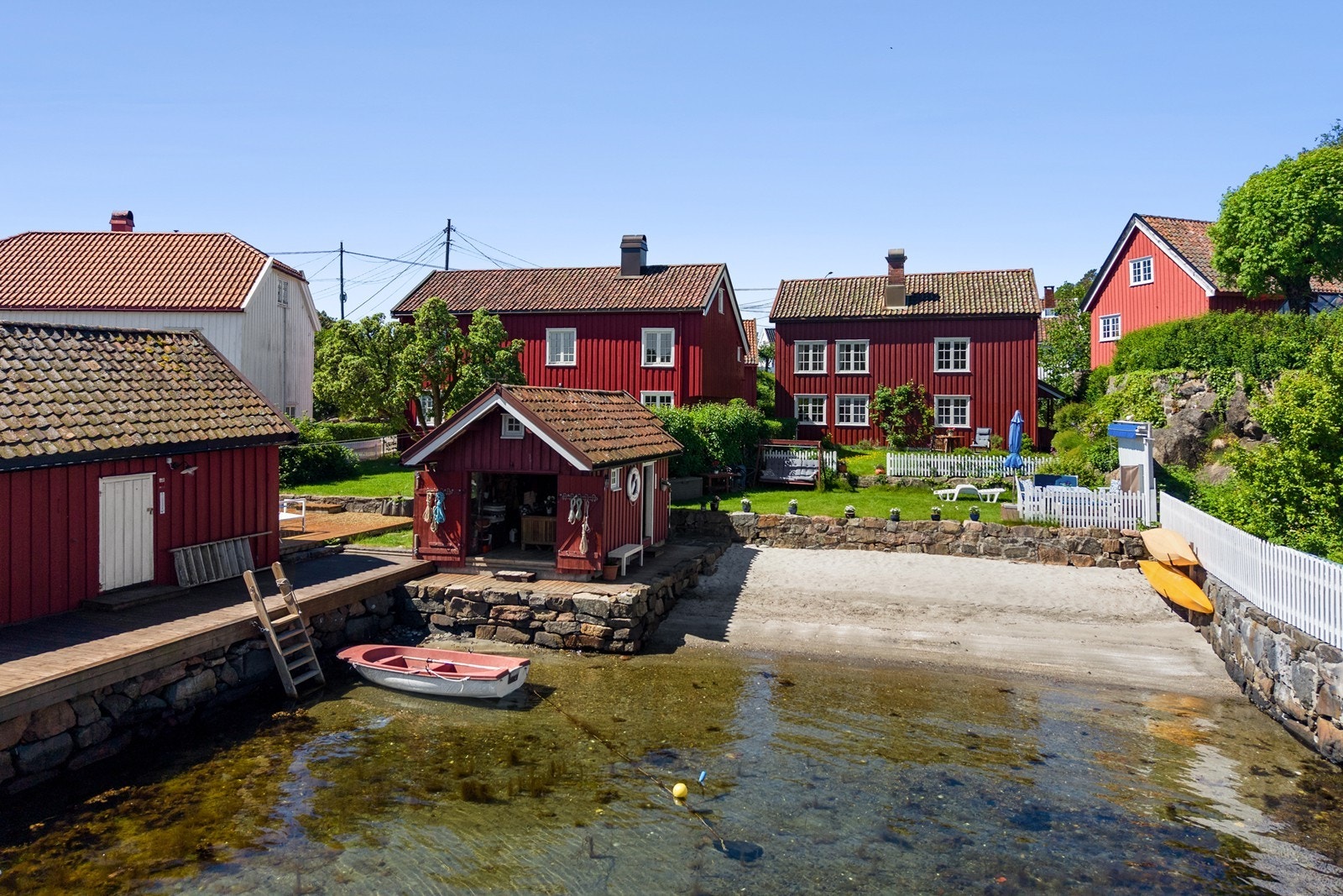 Eiendommen ligger i første rekke med nydelig sjøutsikt. Galleribilde