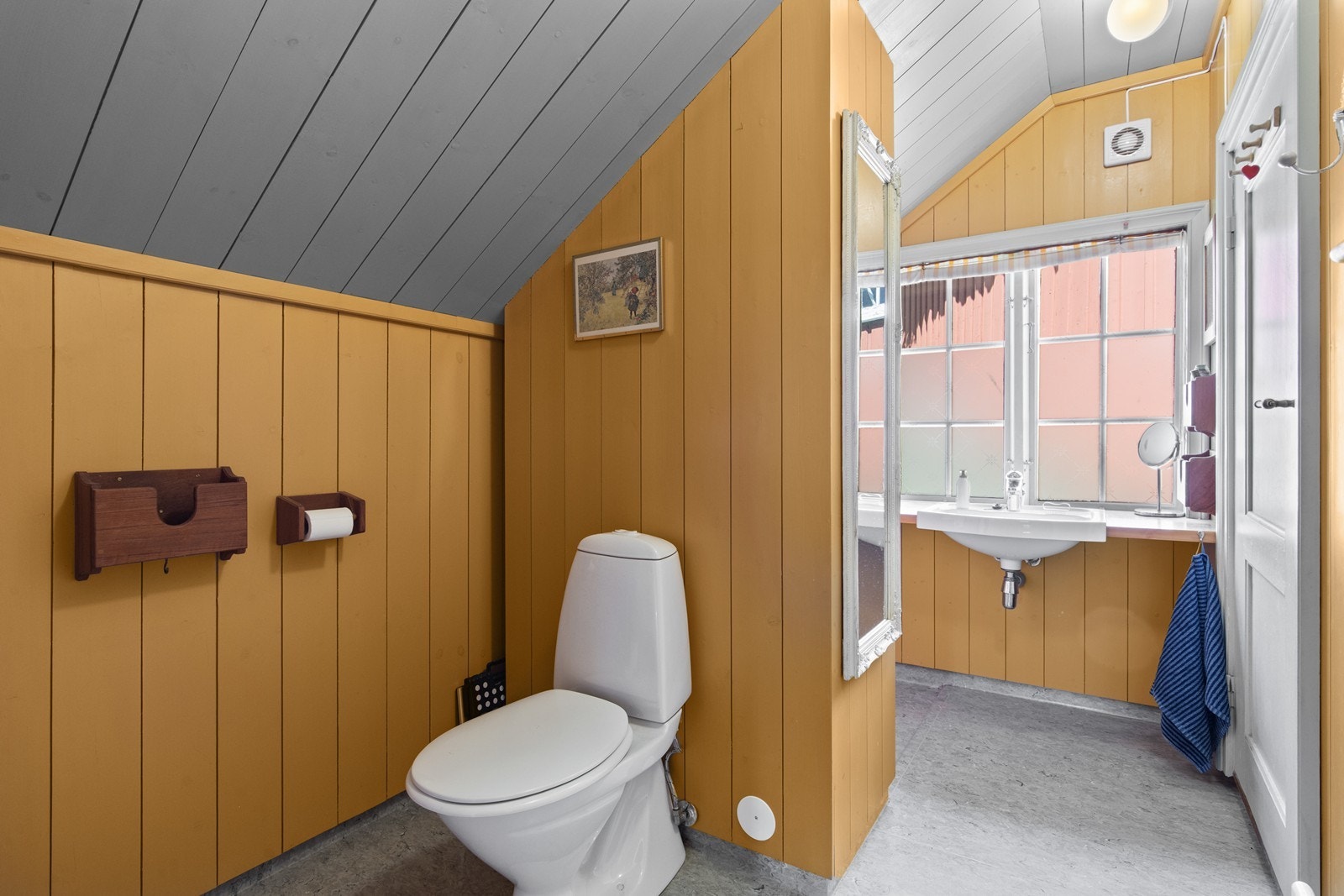 Bad i 2 etasje med wc, vask og dusj Galleribilde