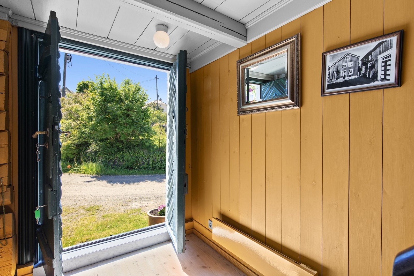 Hovedinngangen sommerstid Galleribilde