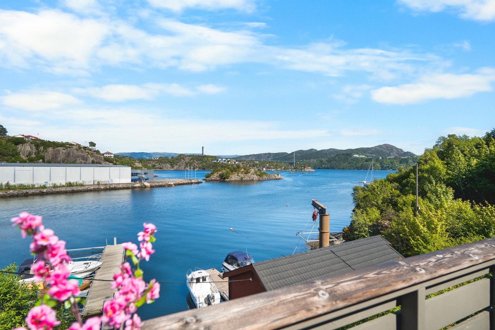 Det er en magisk sjøutsikt fra terrassen som må oppleves Galleribilde