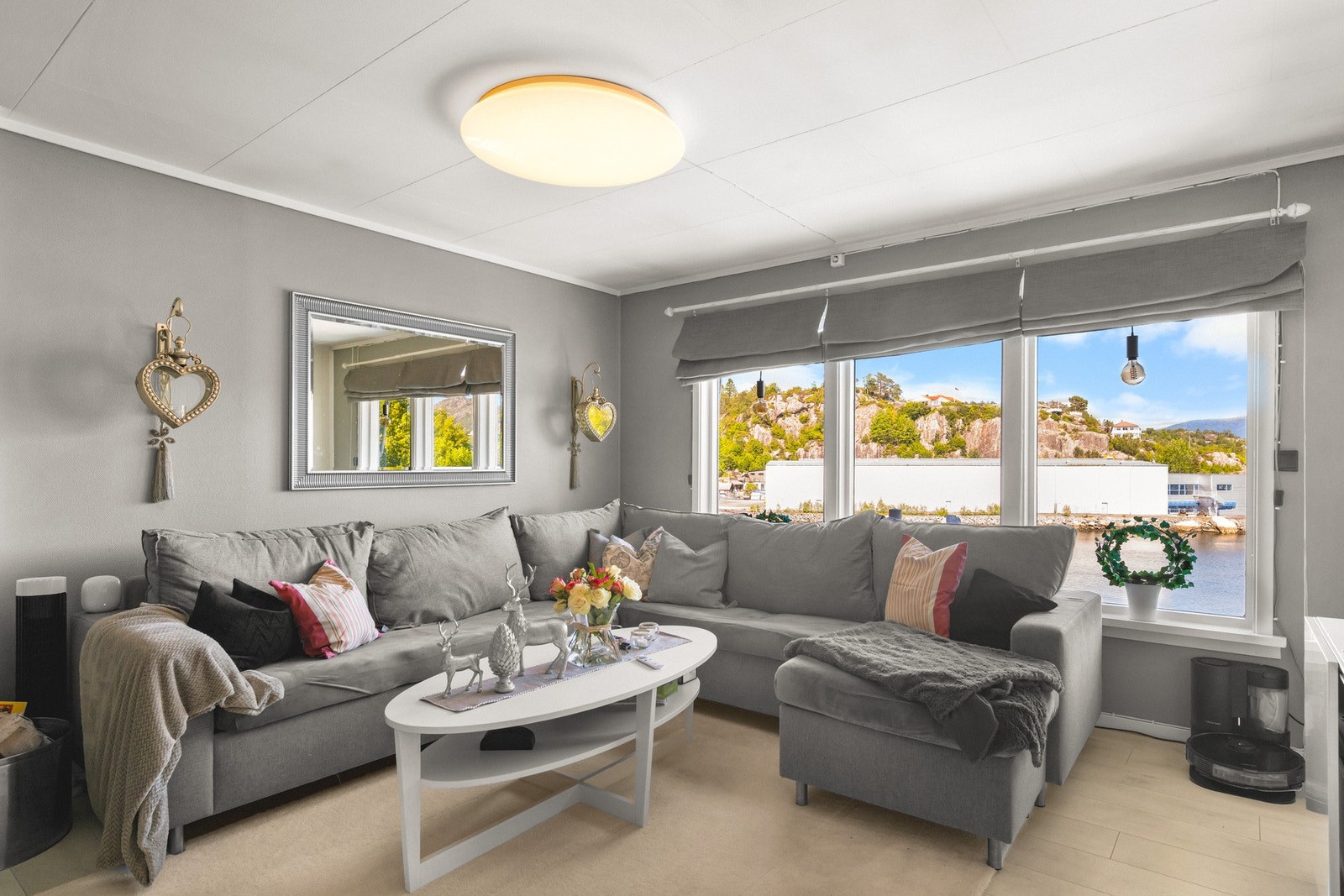 Det er plass til en egen sofagruppe med sofabord og mediemøblement Galleribilde