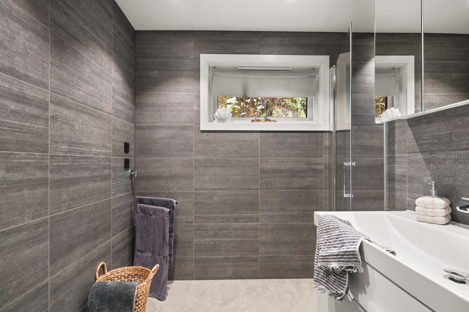 Badet i etasjen er på 5,4 kvm og har flislagte vegger og gulv, samt varmekabler Galleribilde