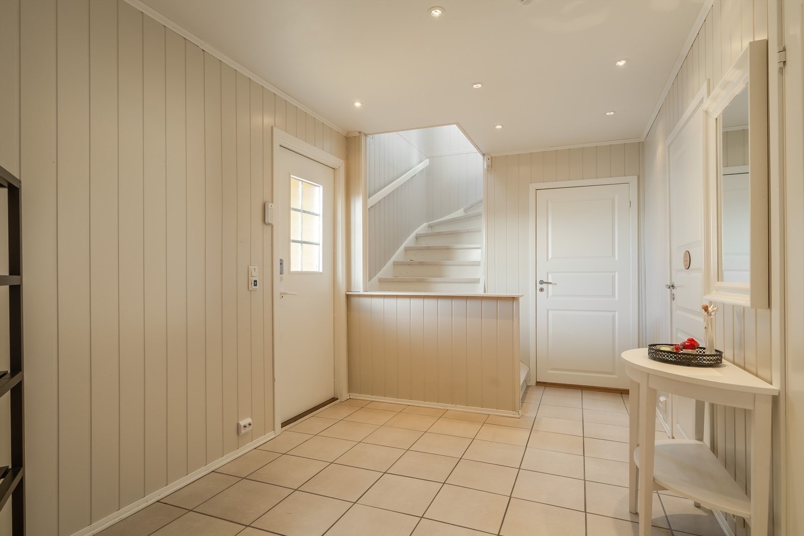 Entréen er på ca. 13m² og er lys og pen. Galleribilde