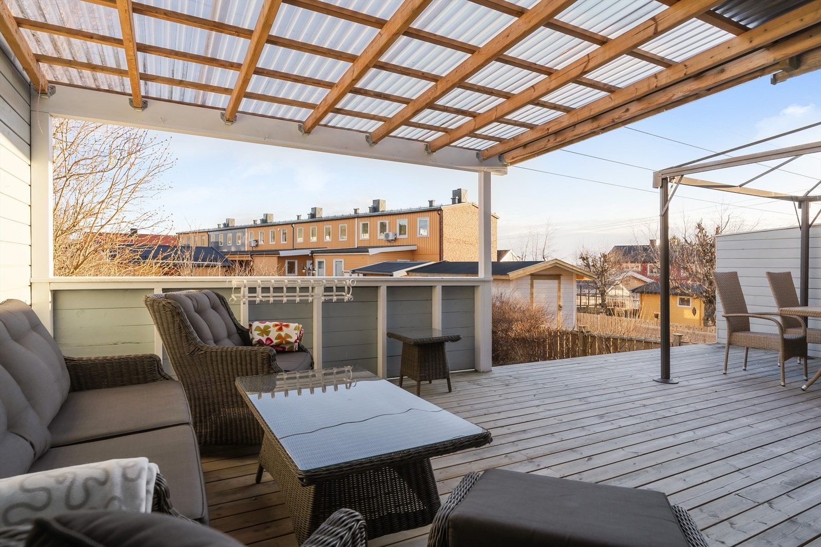 Terrassen er på 38,5m², og deler av den er under tak. Her kan du etablere et trivelig oppholdssted! Galleribilde
