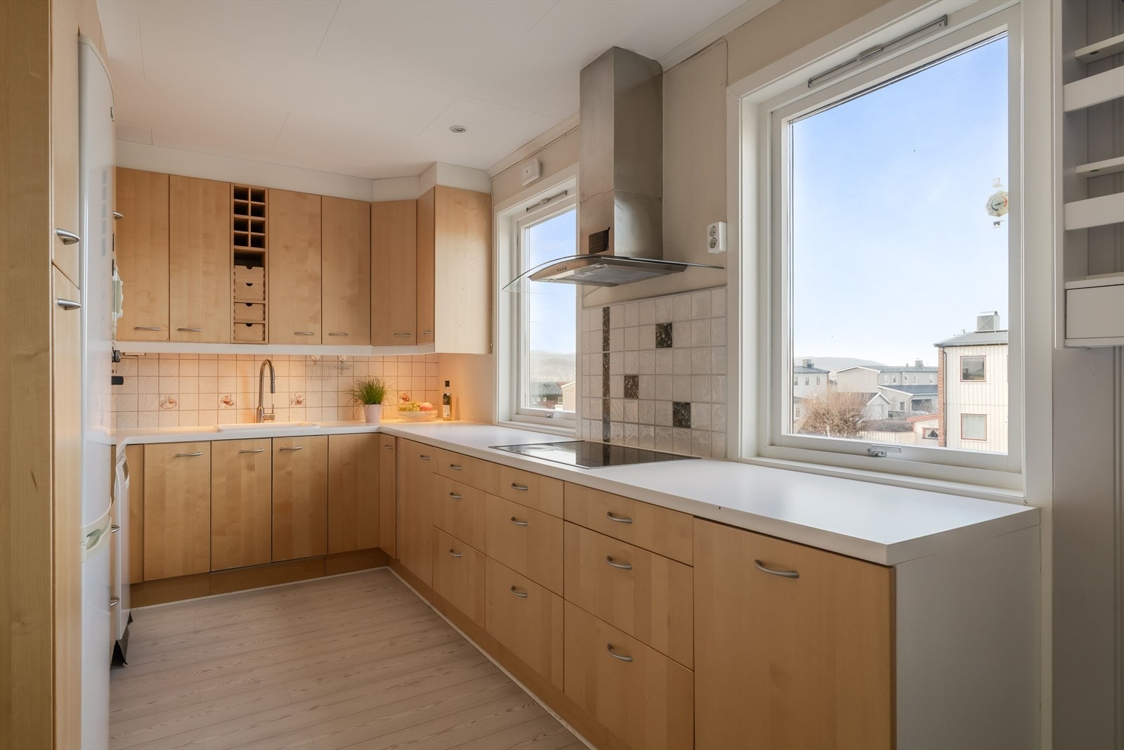 Kjøkkenet er innredet med glatte fronter og en benkeplate av laminat, det er rikelig med skap- og benkeplass! Galleribilde