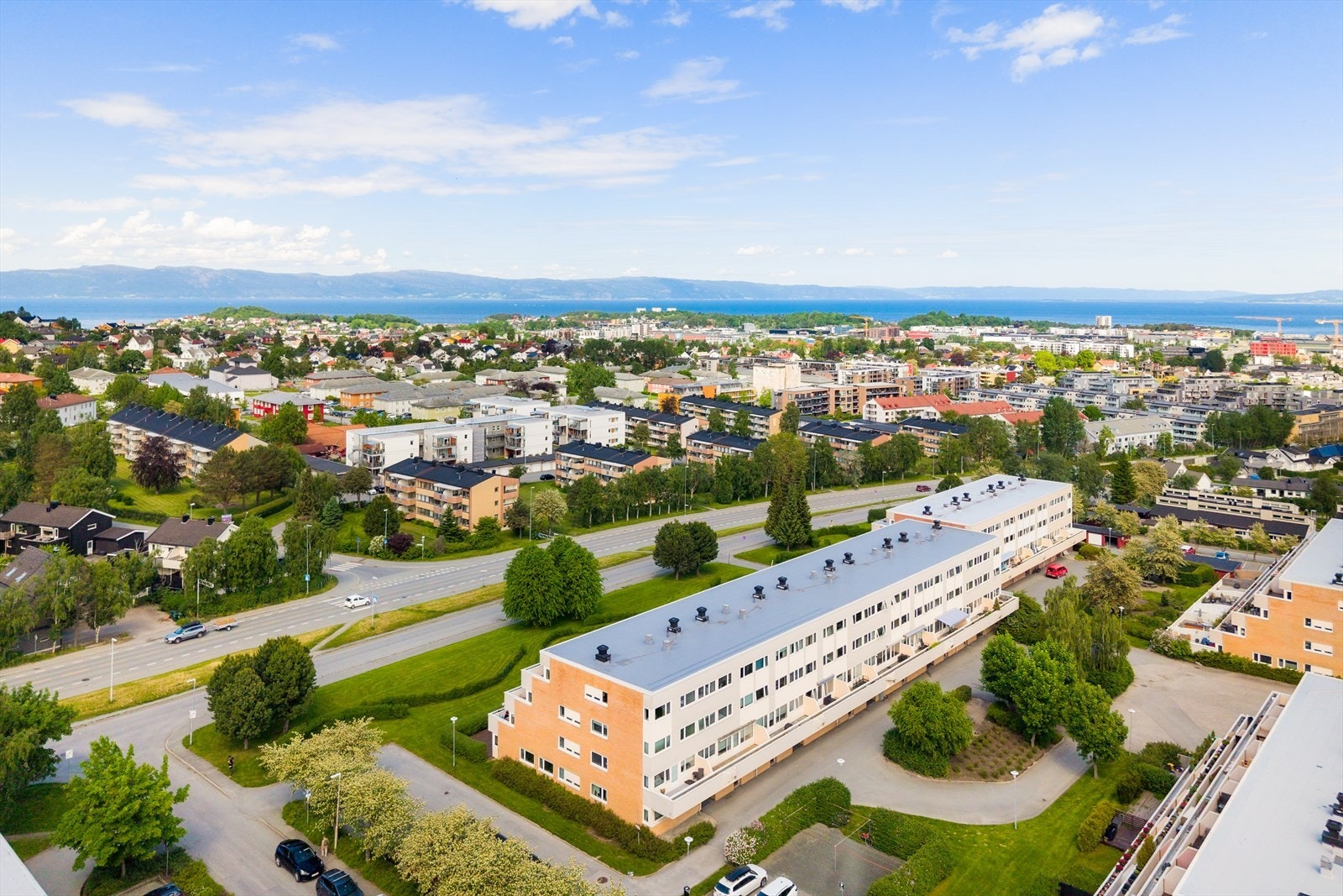 I nærområdet finner du alt du trenger i hverdagen som dagligvarebutikker, frisør, treningssenter, restauranter og et godt kollektivtilbud. Dette er et attraktivt boområde for alle aldersgrupper, og her ligger alt til rette for en aktiv og enkel hverdag. Galleribilde