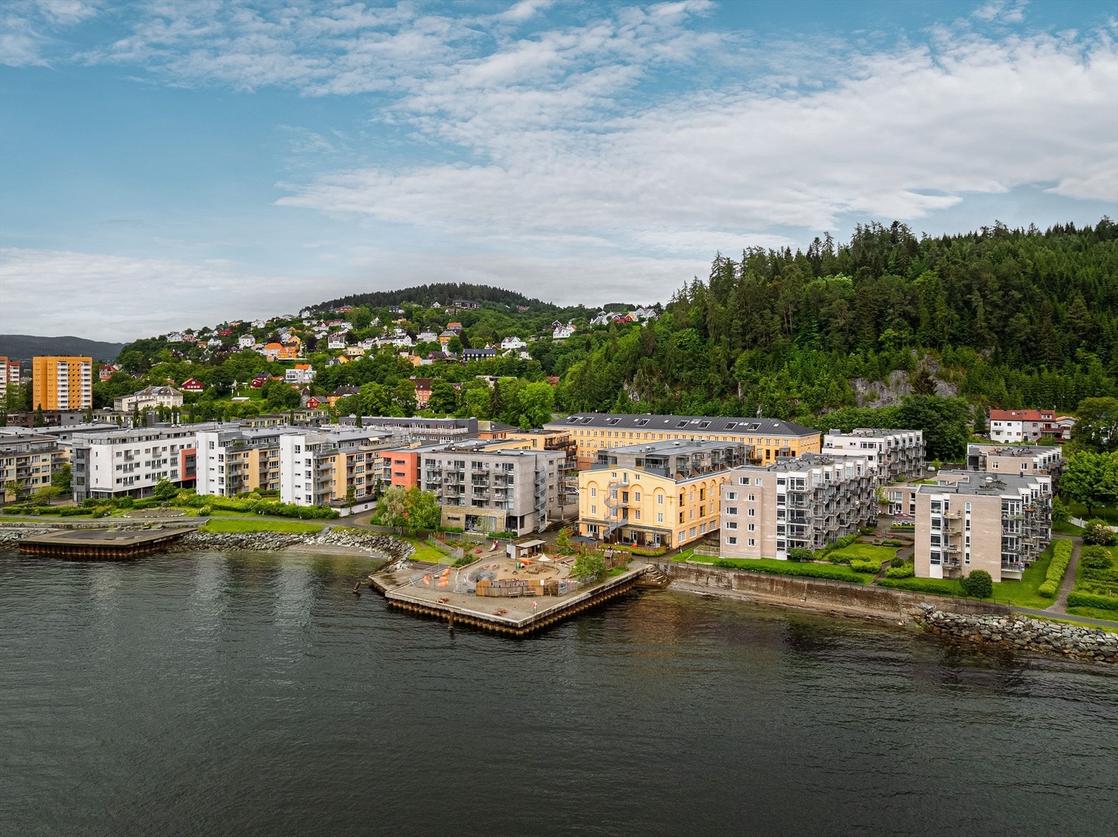 Det er også kort vei til Trondheim sentrum, som byr på et bredt utvalg av fasiliteter, servicetilbud, butikker, restauranter og kulturtilbud. Galleribilde