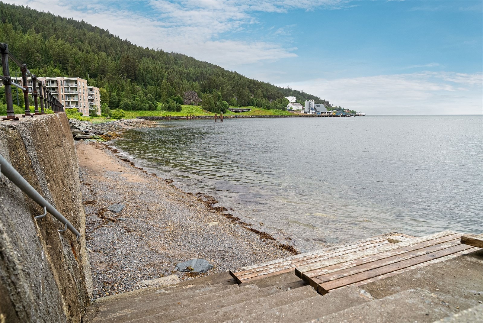 Det er flotte badeplasser like i nærheten, og kort vei til fine turmuligheter. Galleribilde
